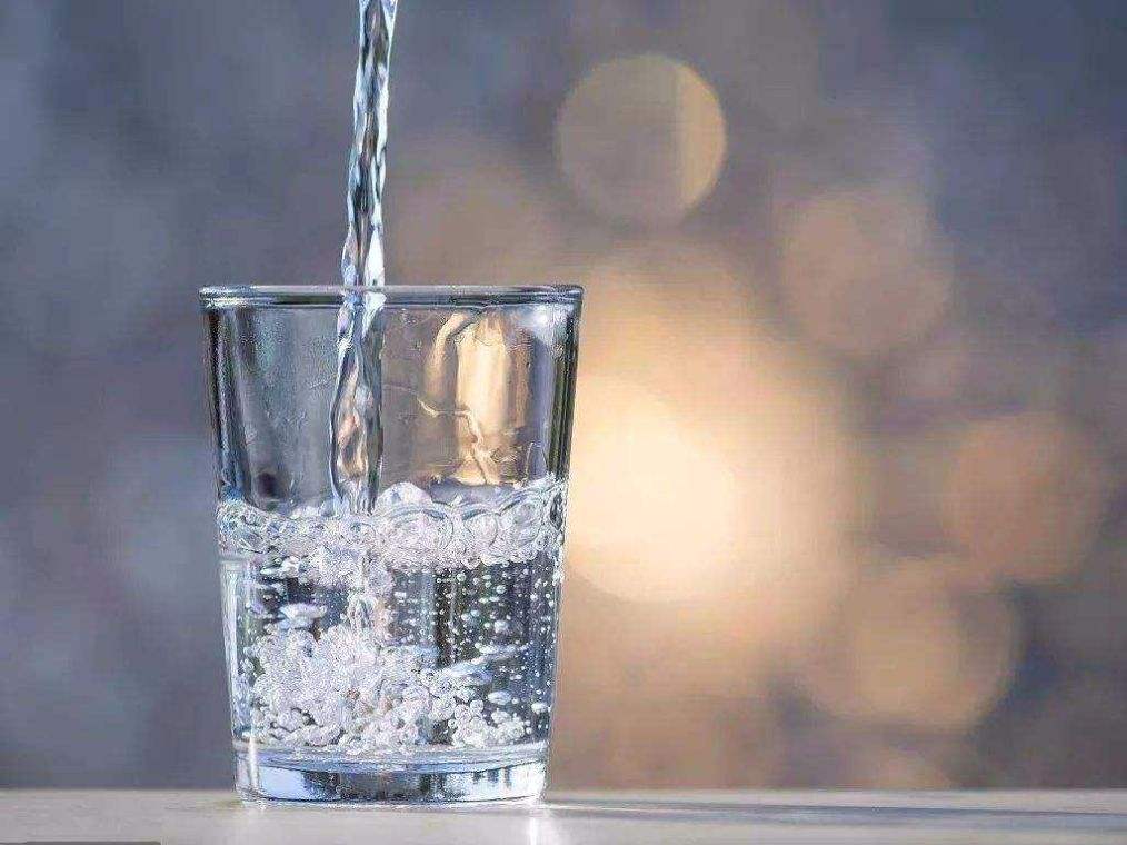 健身中補(bǔ)水你真的喝對了嗎？喝水還是運(yùn)動飲料？